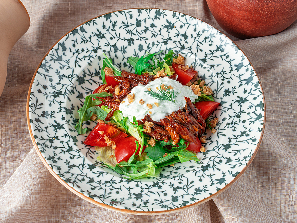 Салат летний с творожным кремом